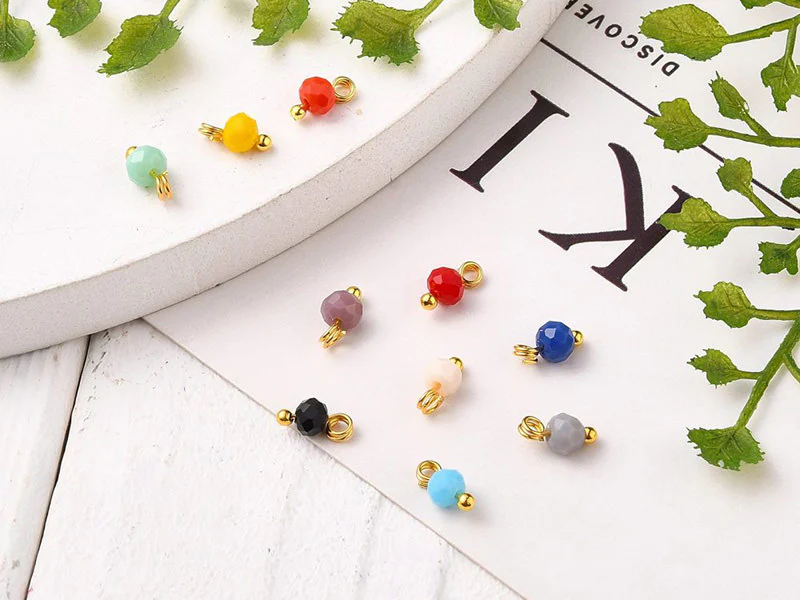 Lot de 10 pendentifs / breloques  -  perles multicolores à facettes - 4 mm - Image 3