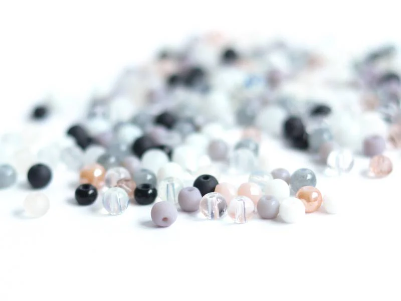 20 g de perles rondes en verre 4 mm - Tons noir & blanc - Image 2