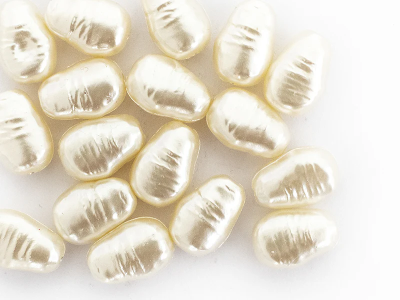 20 perles en plastique imitation perles de culture - forme irrégulière - 15 x 11 mm