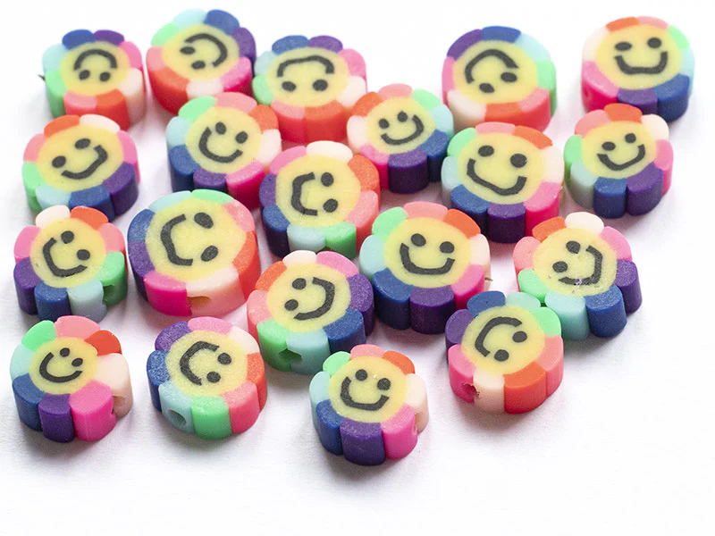 20 perles fleur sourire en pâte polymère - 9 mm