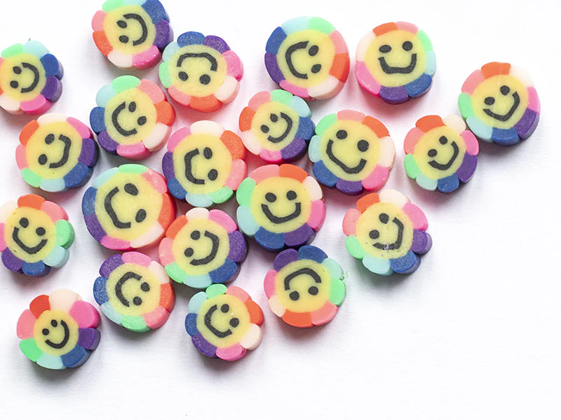 20 perles fleur sourire en pâte polymère - 9 mm - Image 4