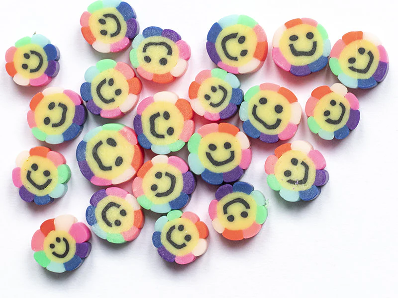 20 perles fleur sourire en pâte polymère - 9 mm - Image 7