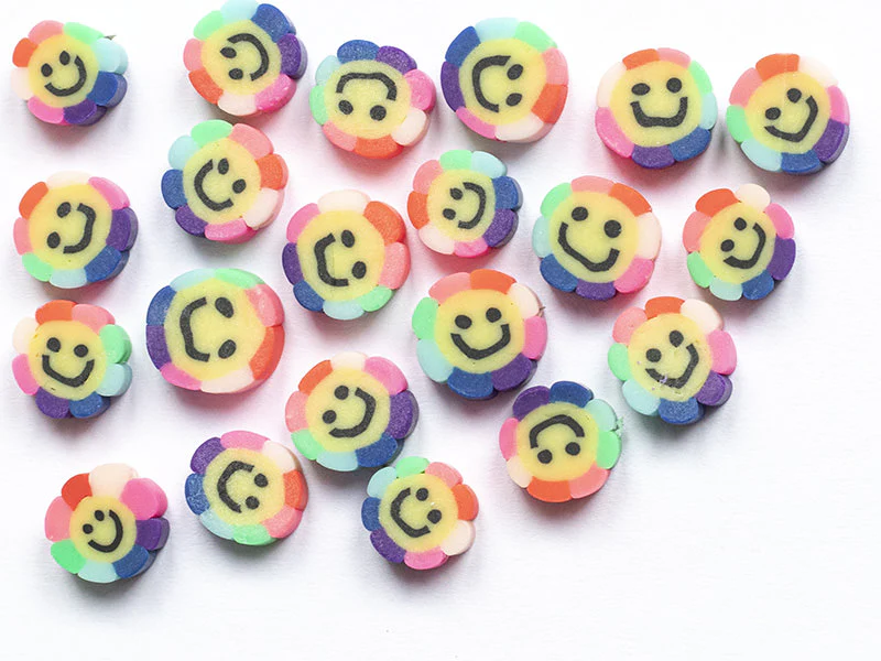 20 perles fleur sourire en pâte polymère - 9 mm - Image 8