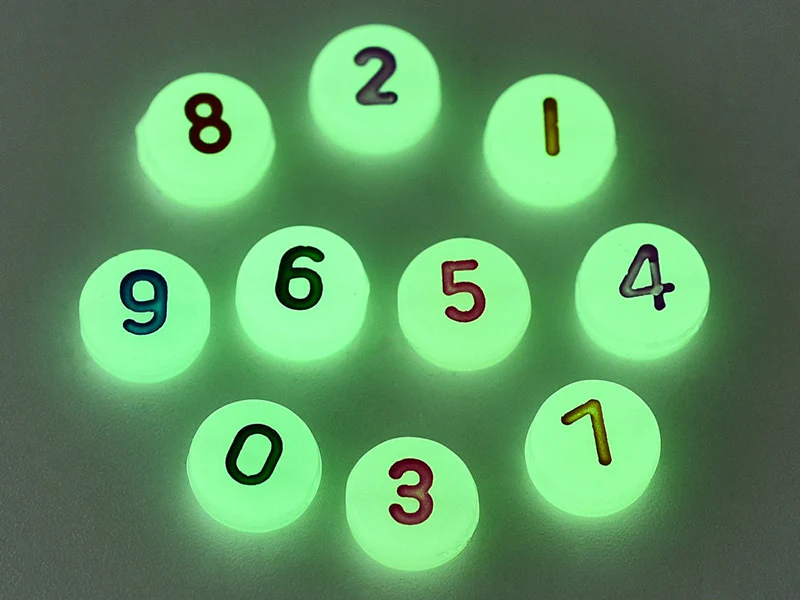 200 perles rondes en plastique - chiffres et numéros - phosphorescent et multicolore - 7 mm - Image 2