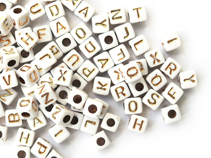 200 mini perles carrées - cubes en plastique - lettres alphabet - blanc et doré - 4,5 mm