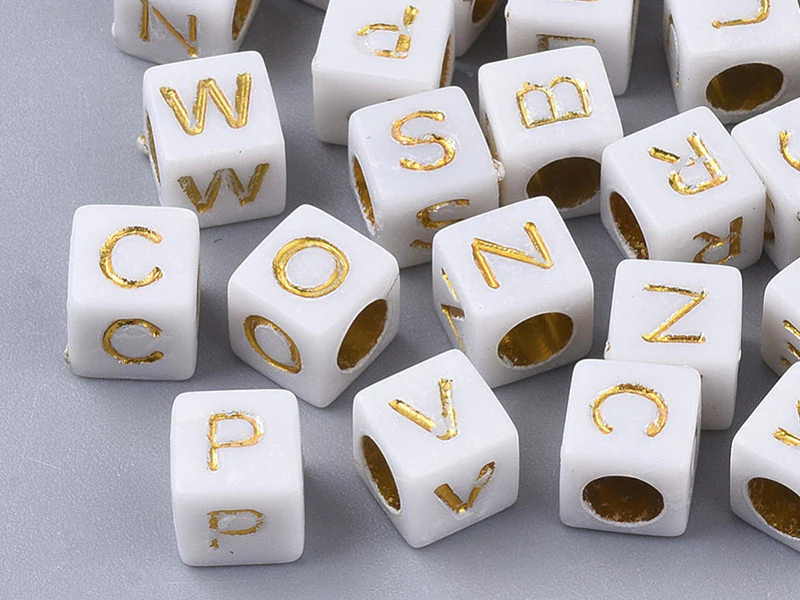 200 mini perles carrées - cubes en plastique - lettres alphabet - blanc et doré - 4,5 mm - Image 5