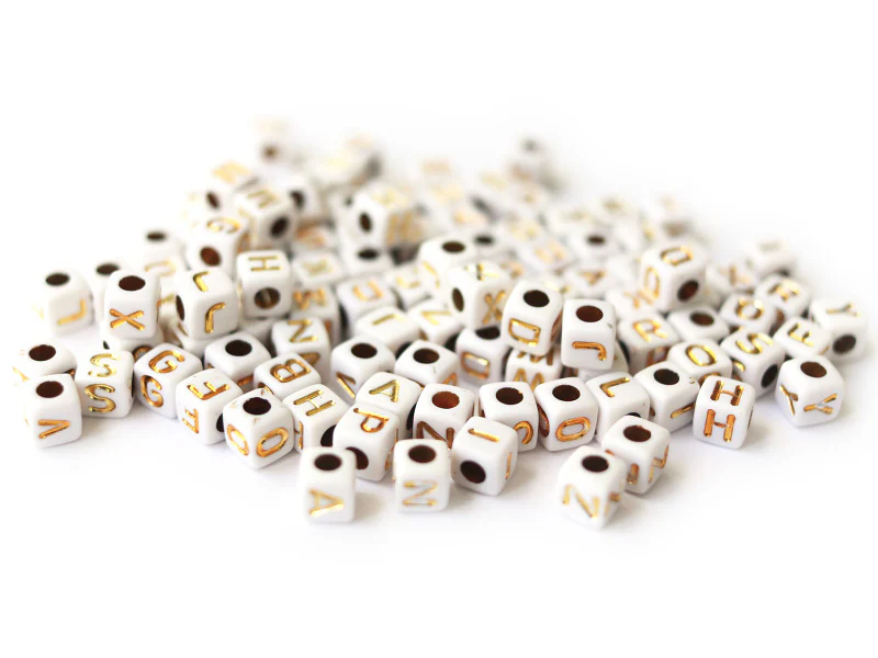 200 mini perles carrées - cubes en plastique - lettres alphabet - blanc et doré - 4,5 mm - Image 6