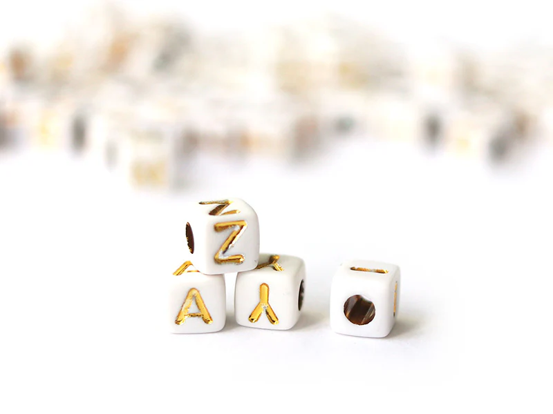 200 mini perles carrées - cubes en plastique - lettres alphabet - blanc et doré - 4,5 mm - Image 7