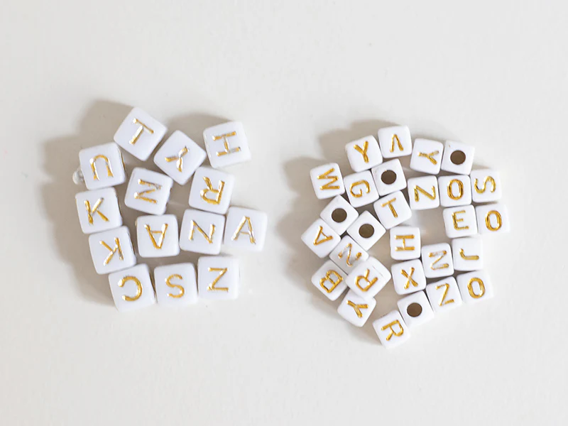 200 mini perles carrées - cubes en plastique - lettres alphabet - blanc et doré - 4,5 mm - Image 8