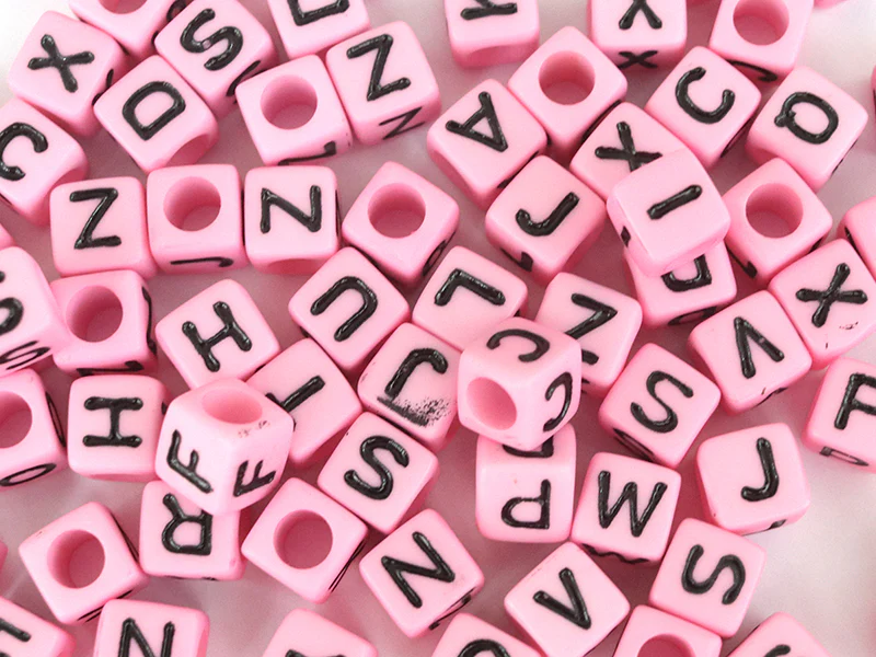200 perles carrées en plastique - lettres alphabet - rose et noir - Image 3
