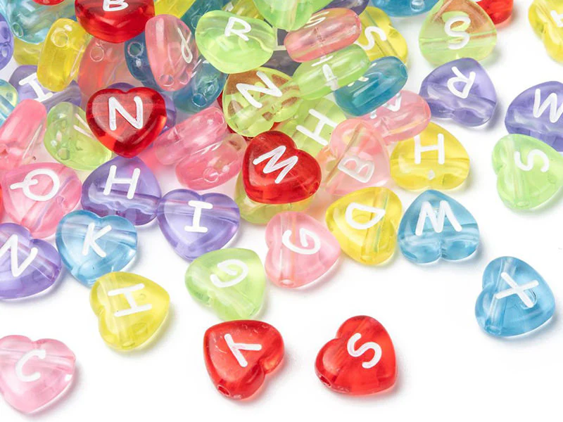 200 perles cœur en plastique - lettres alphabet - 11 mm