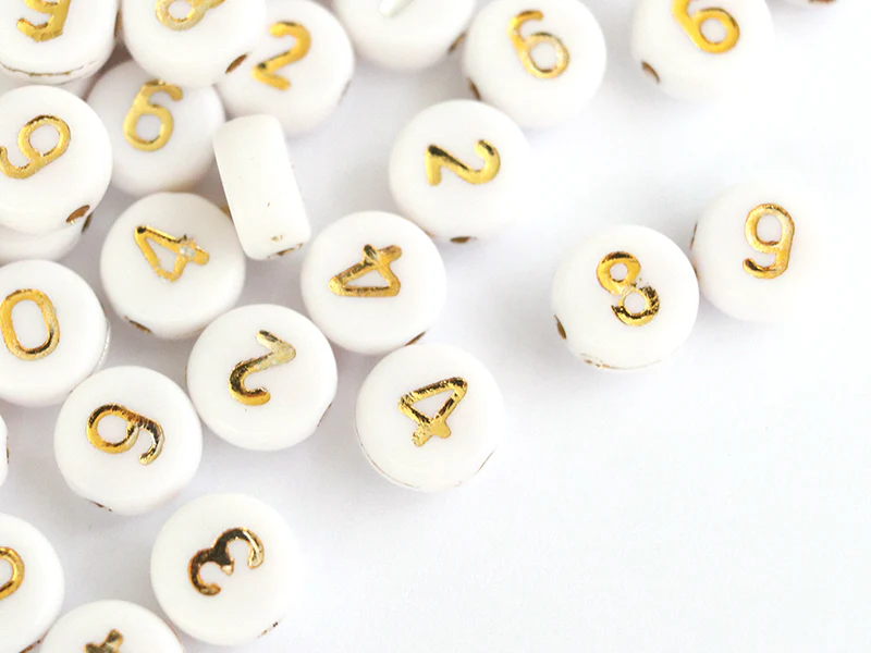 200 perles rondes en plastique - chiffres - blanches et dorées