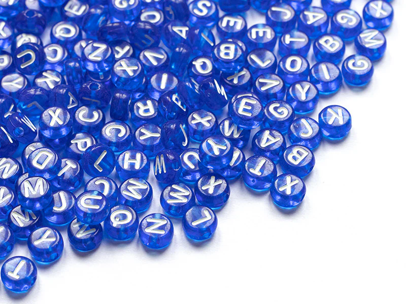 200 perles rondes en plastique - lettres alphabet - bleu roi transparent - 7 mm