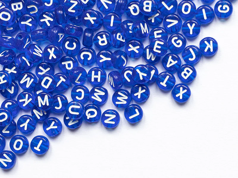 200 perles rondes en plastique - lettres alphabet - bleu roi transparent - 7 mm - Image 5