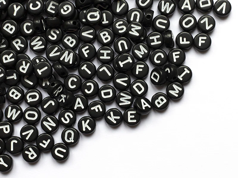200  perles rondes en plastique - lettres alphabet - noir et blanc - 7 mm