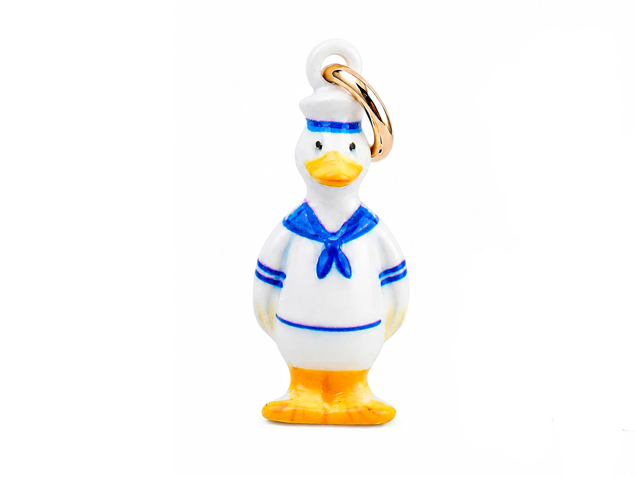 Breloque canard en costume marin émail et or