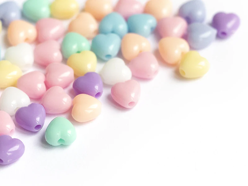 50 mini perles cœur en plastique - pastel - 7 mm
