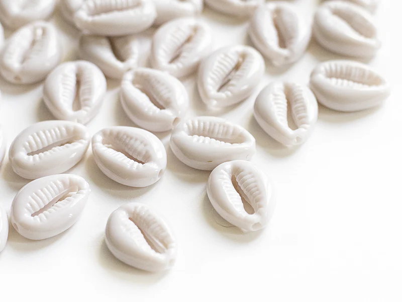 50 perles coquillages cauri en plastique - blanc
