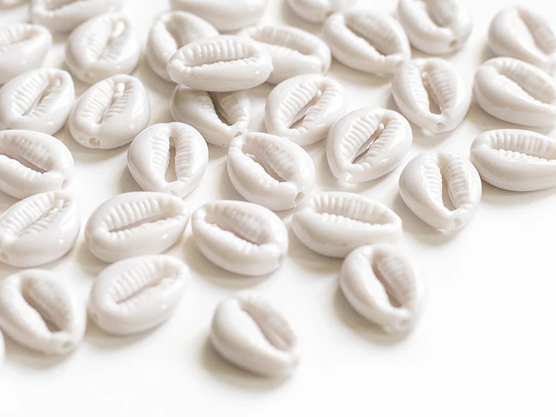 50 perles coquillages cauri en plastique - blanc - Image 3