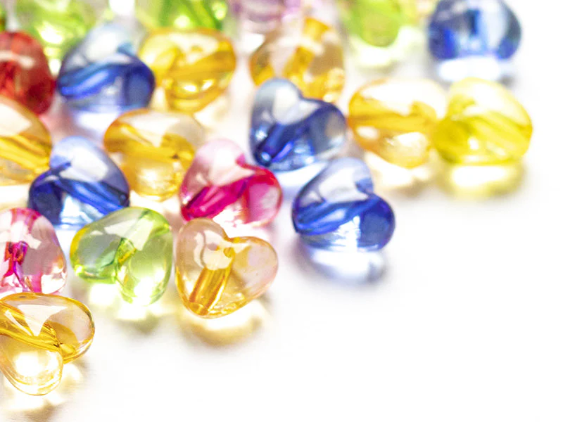 50 perles en plastique coeur - inclusion multicolore - 10 mm - Image 4