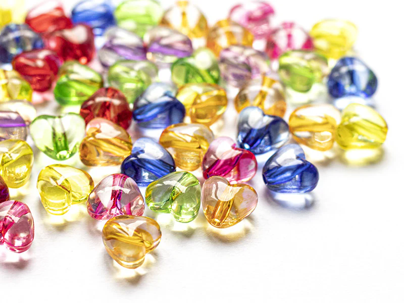 50 perles en plastique coeur - inclusion multicolore - 10 mm - Image 7