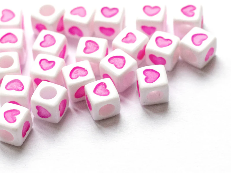 20 perles en plastique cubes symbole coeur - rose flashy - 7 mm - Image 2