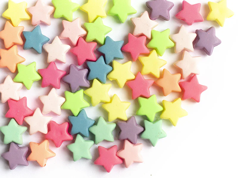 50 perles en plastique - étoiles  - multicolore fluorescent - 11 mm