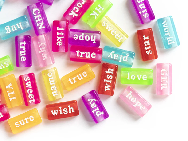 50 perles en plastique - mots flashy multicolore