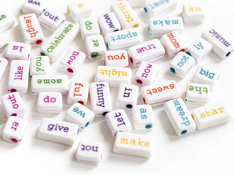 50 perles en plastique  - mots  multicolore - Image 4
