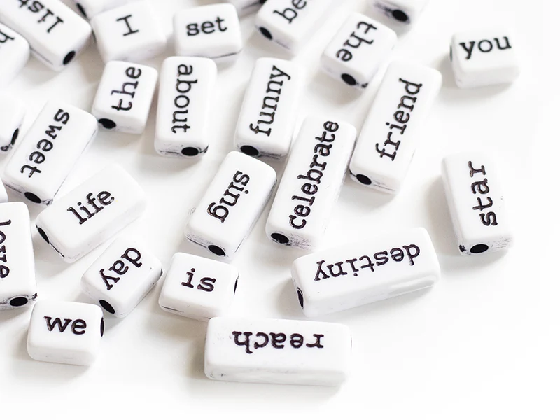 50 perles en plastique  - mots - noir et blanc