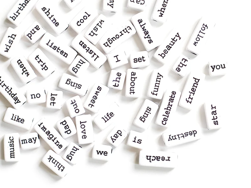 50 perles en plastique  - mots - noir et blanc - Image 6