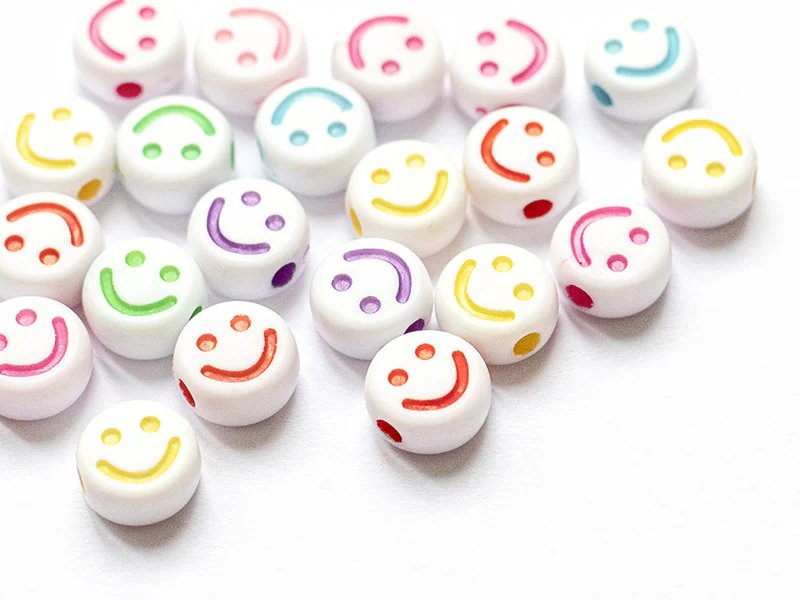 20 perles en plastique rondes symbole sourire - blanc et multicolore - 10 mm - Image 12