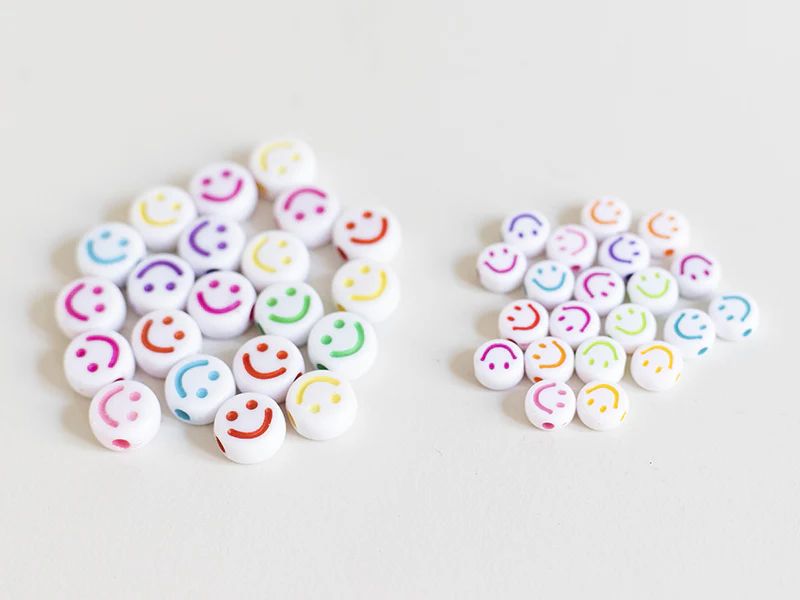 20 perles en plastique rondes symbole sourire - blanc et multicolore - 10 mm - Image 14