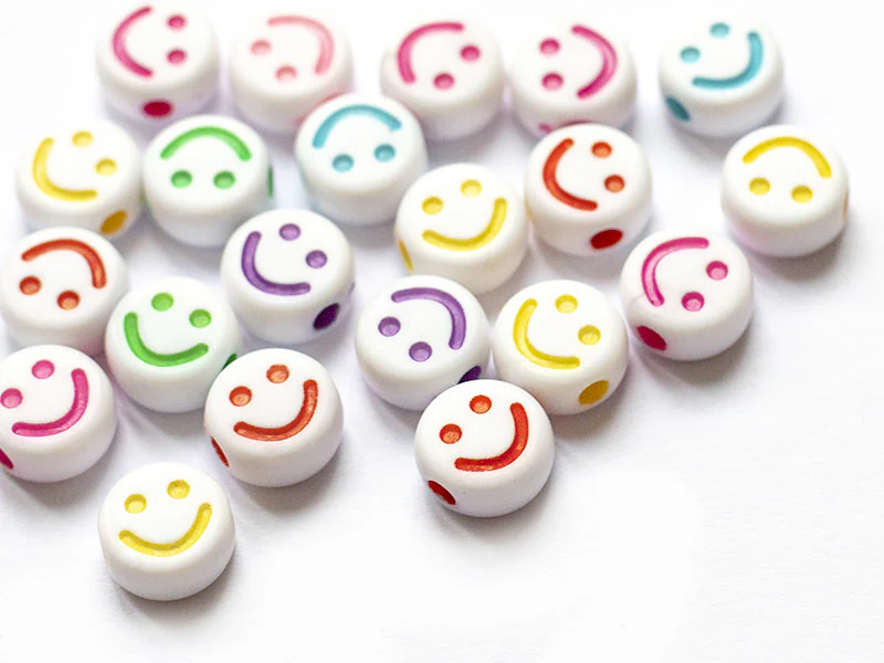 20 perles en plastique rondes symbole sourire - blanc et multicolore - 7 mm