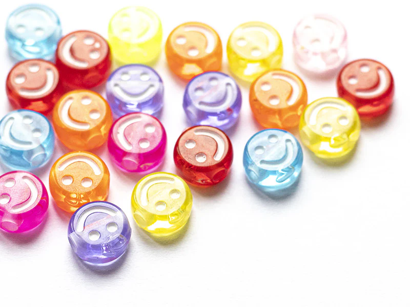 20 perles en plastique rondes symbole sourire -multicolore - 10 mm - Image 2