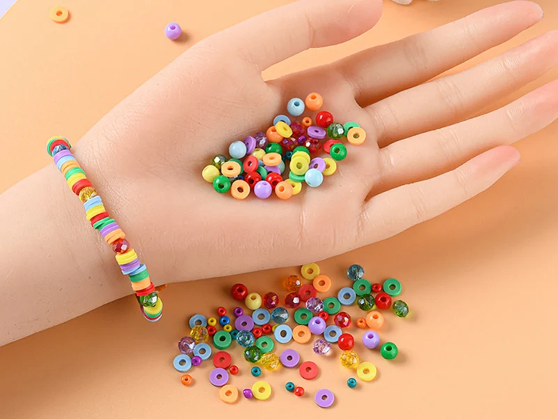 Boîte de 4300 perles variées : rocailles, plastique, heishi - 6 couleurs - Image 2