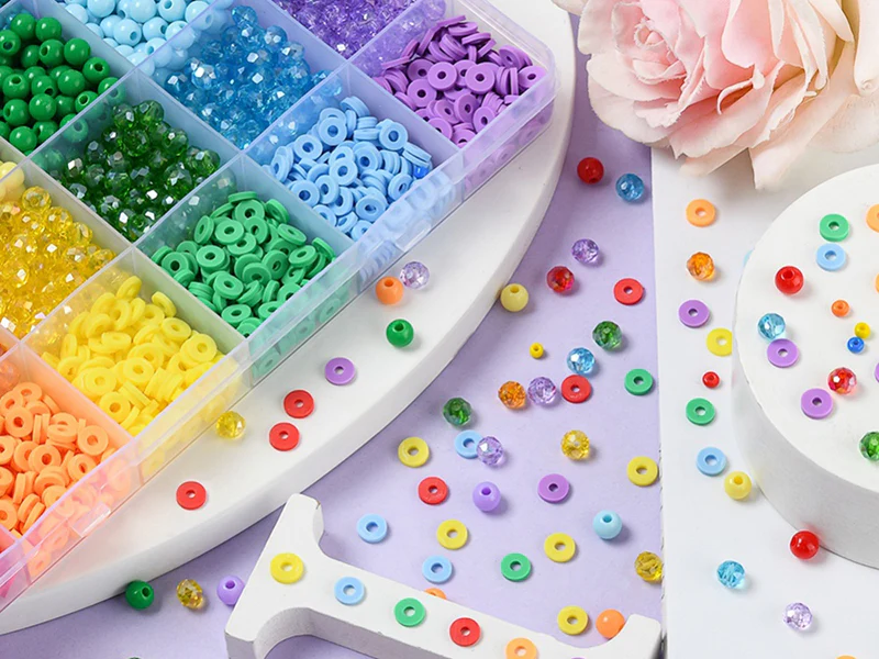 Boîte de 4300 perles variées : rocailles, plastique, heishi - 6 couleurs - Image 5