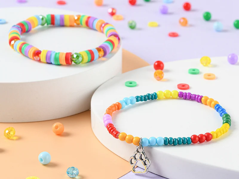 Boîte de 4300 perles variées : rocailles, plastique, heishi - 6 couleurs - Image 7