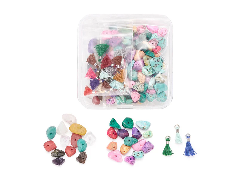 Boîte de perles naturelles et synthétiques et pendentifs pompons
