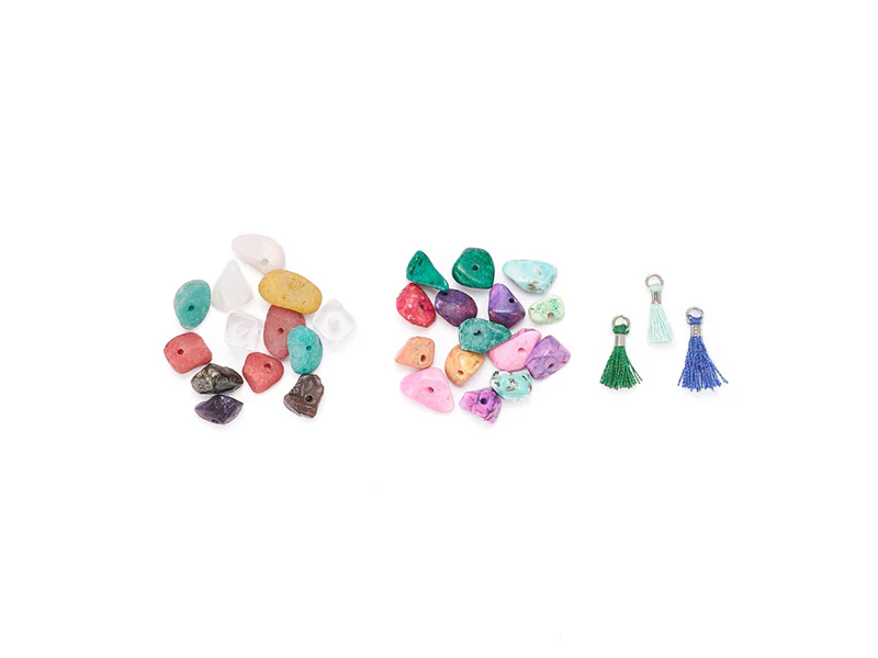 Boîte de perles naturelles et synthétiques et pendentifs pompons - Image 3