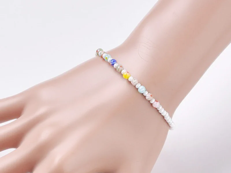 Bracelet blanc à perles millefiori en verre - Image 3