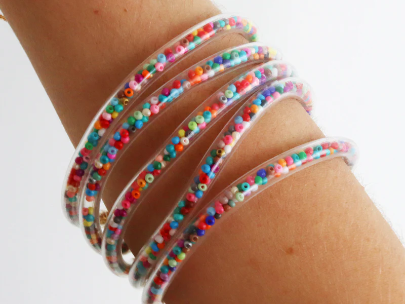 Bracelet jonc bouddhiste fantaisie - inclusion de perles de rocailles multicolores - Image 2