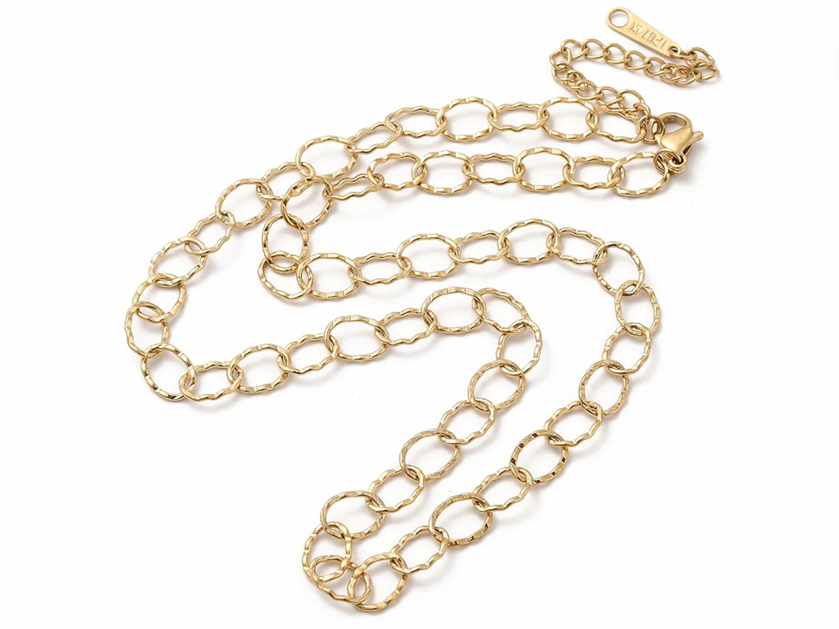 Collier doré à l’or fin à pendentif discret