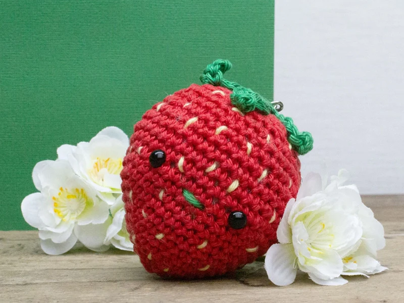 Kit crochet - Pendentif sac / porte clé - Fraise - Image 4