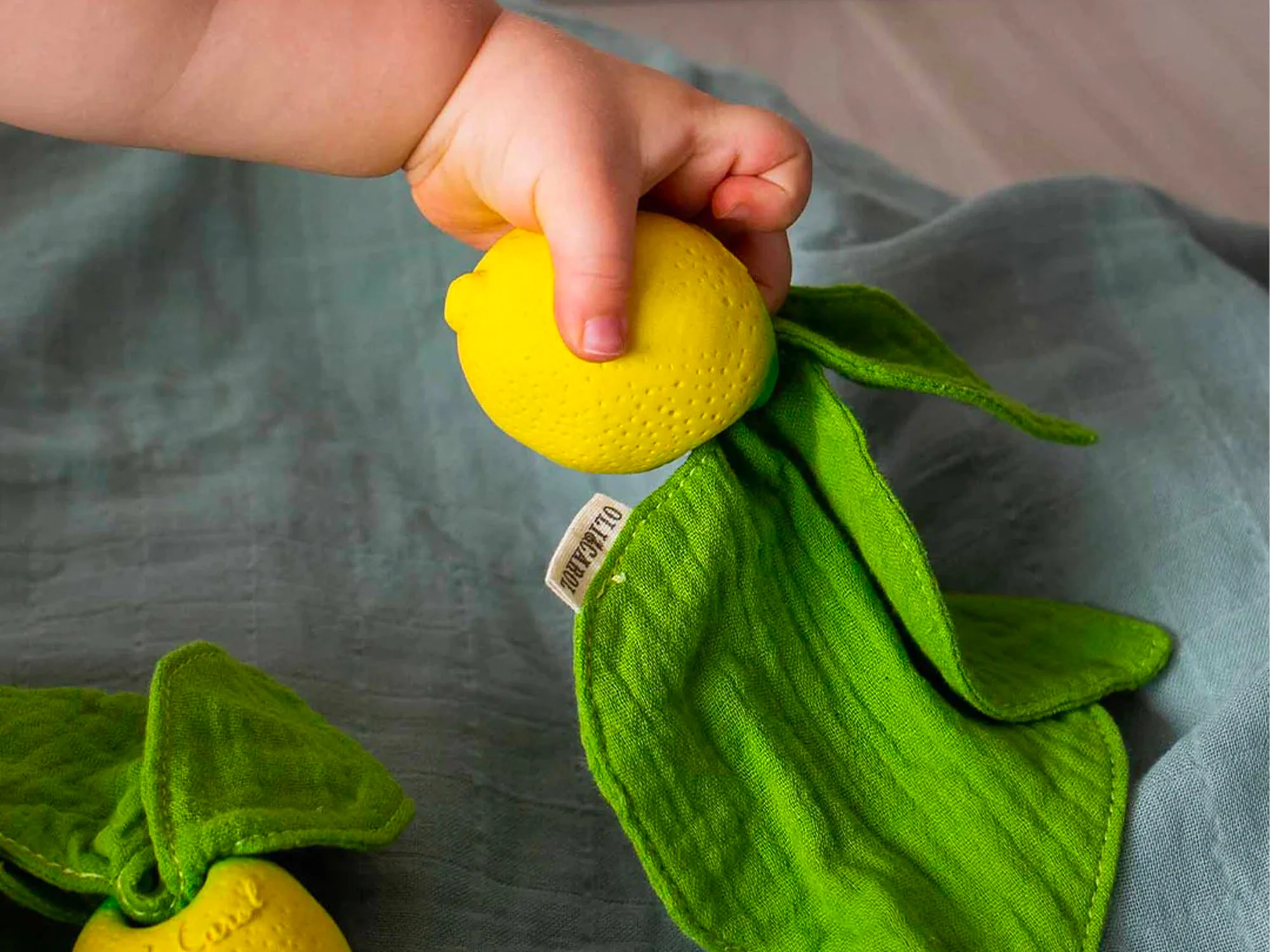 Doudou et anneau de dentition citron bébé - Oli & Carol - Image 3