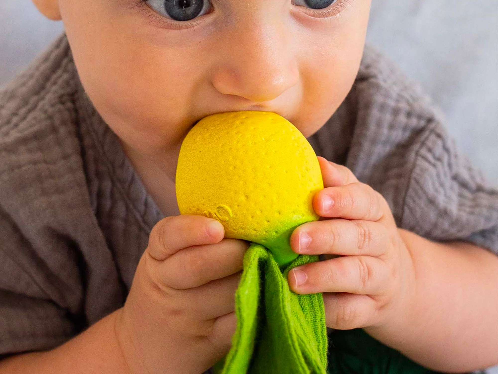 Doudou et anneau de dentition citron bébé - Oli & Carol - Image 5