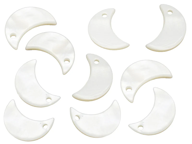Lot de 10 breloques - lune - coquillage naturel - 13 x 8 mm