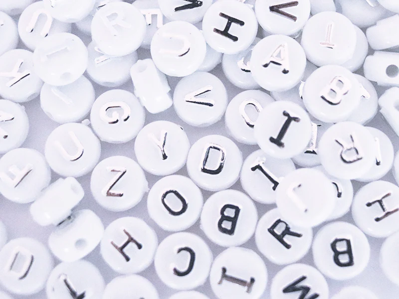 Lot de 200 perles rondes alphabet - lettres argentées