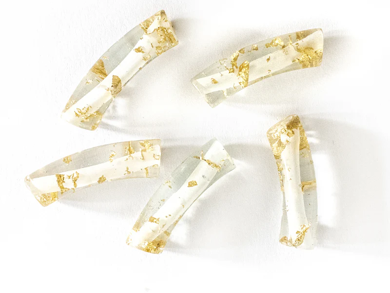 Lot de 5 perles tubes transparentes 6 mm - Feuille dorée - Image 4