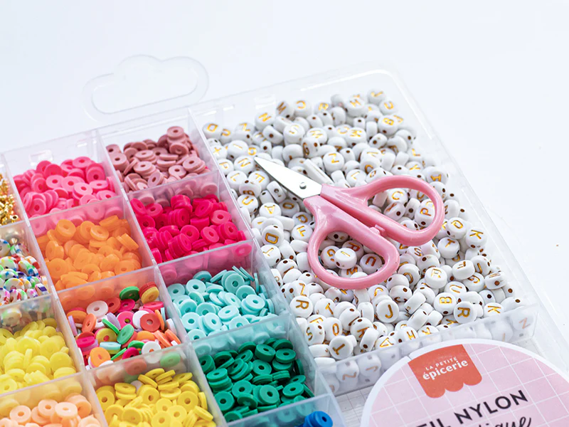 Maxi boite - 16 couleurs de perles heishi POP et accessoires + perles lettres, ciseaux et fil élastique - Image 5